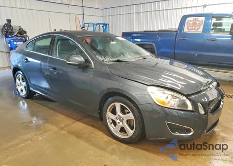 2013 Volvo S60 T5 z USA, uszkodzony, nr VIN YV1612FS4D2227109